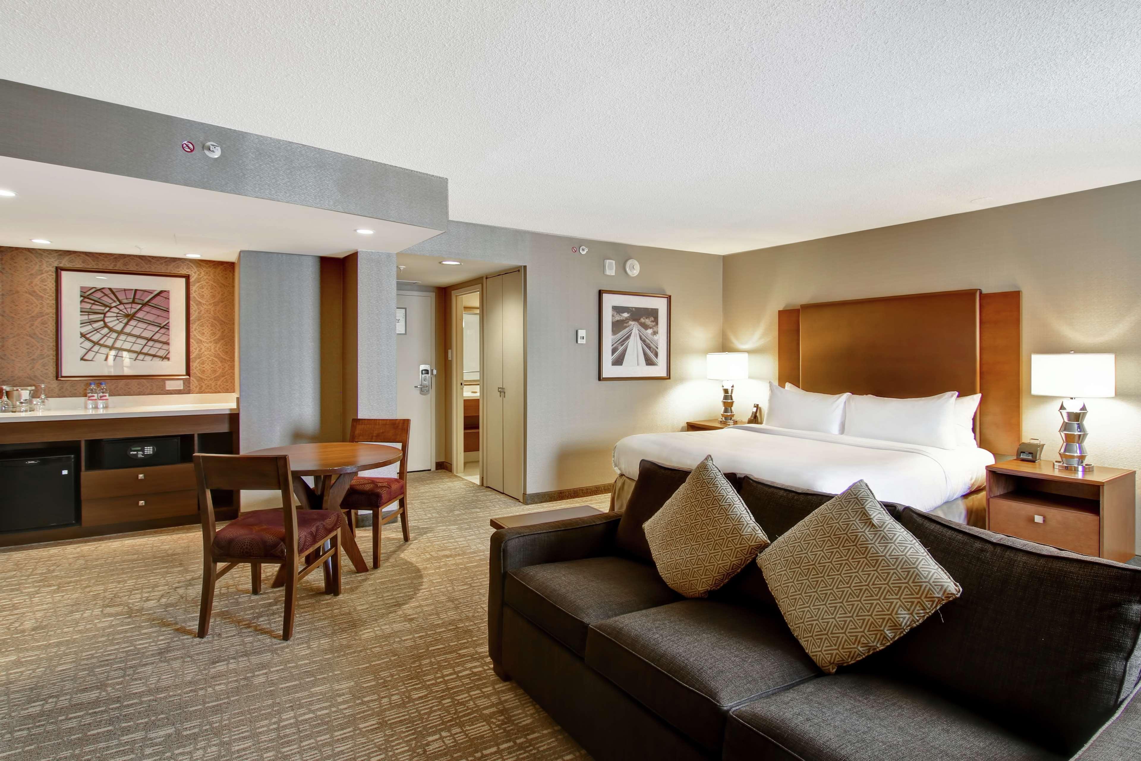 Hotel Doubletree By Hilton West Edmonton Esterno foto