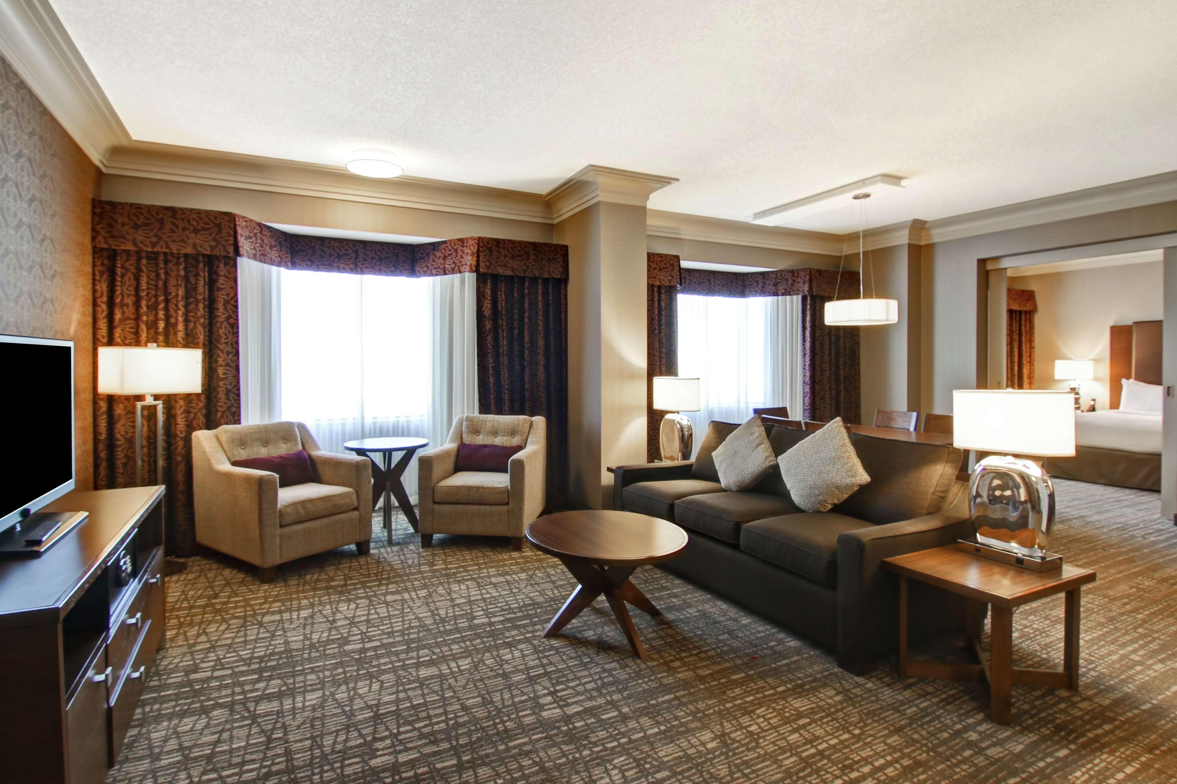 Hotel Doubletree By Hilton West Edmonton Esterno foto