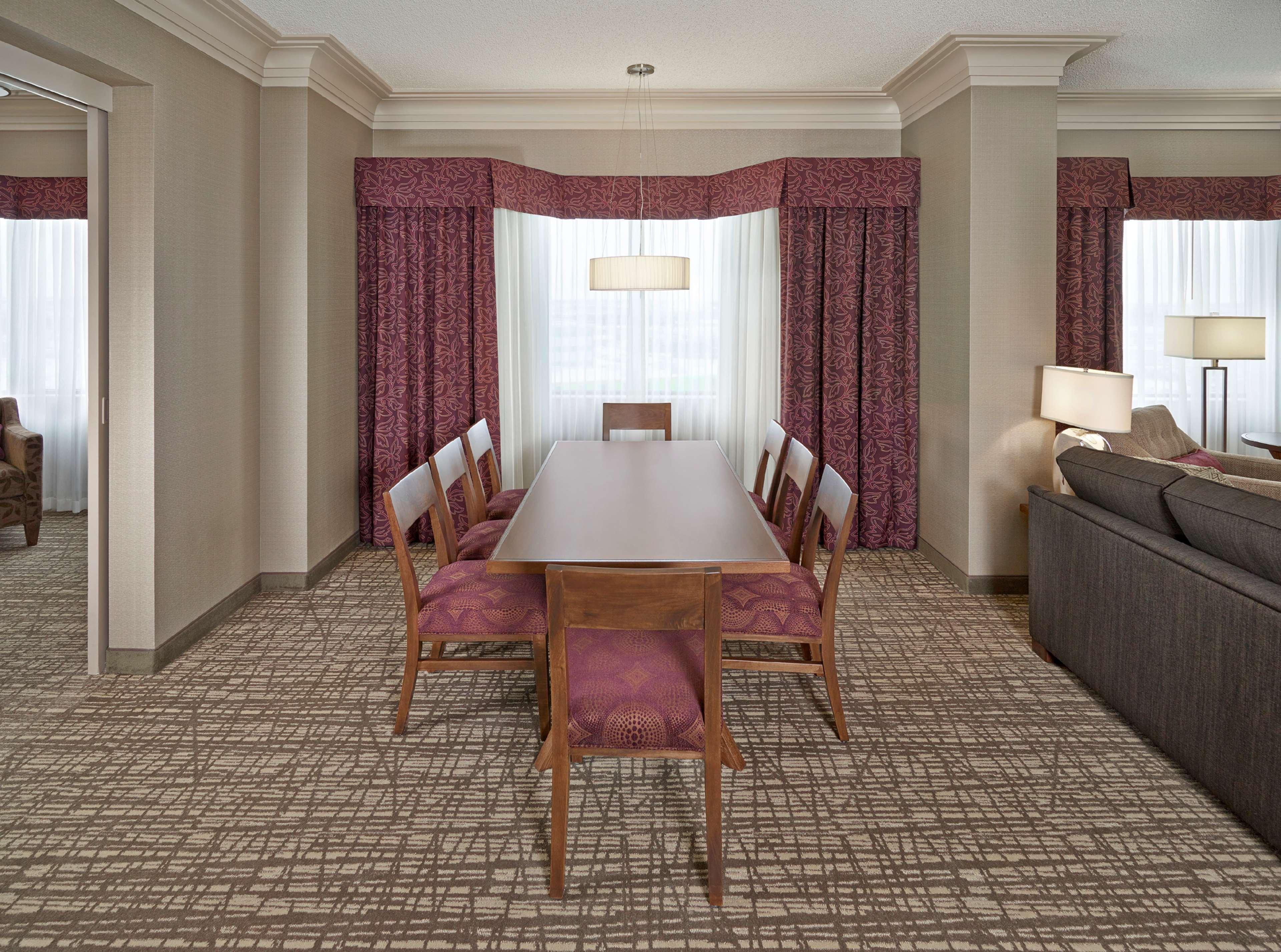 Hotel Doubletree By Hilton West Edmonton Esterno foto
