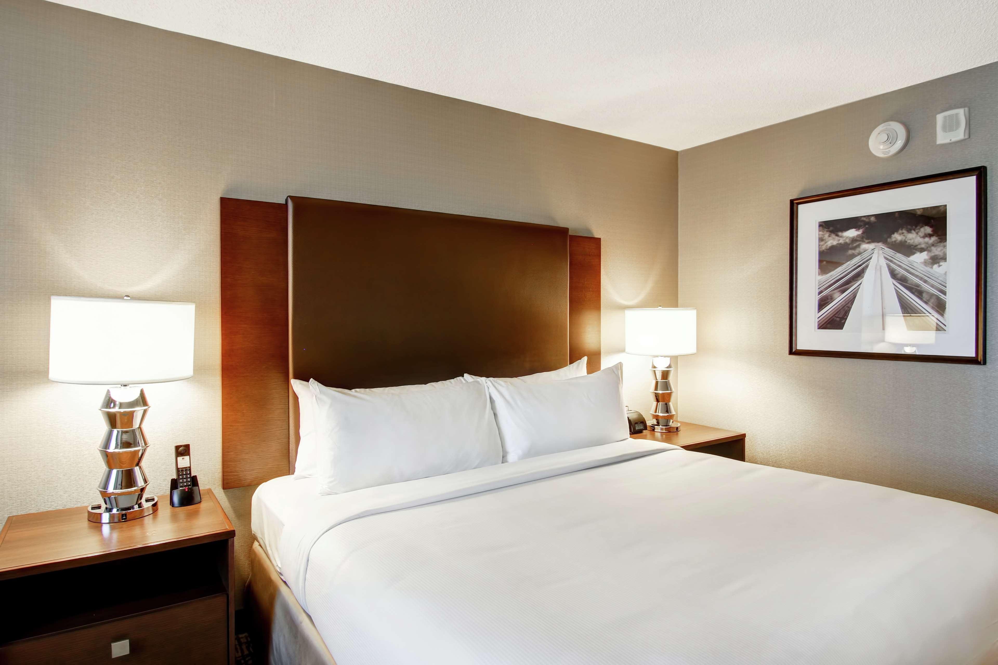 Hotel Doubletree By Hilton West Edmonton Esterno foto