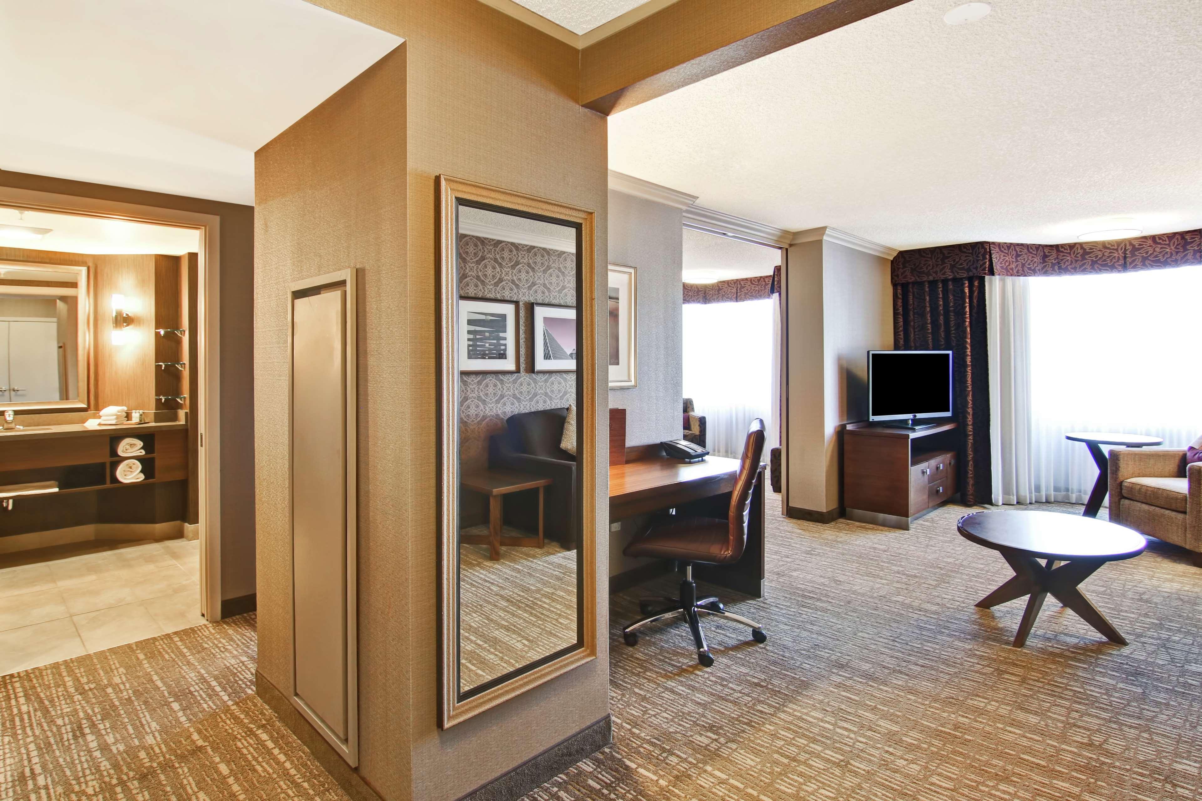 Hotel Doubletree By Hilton West Edmonton Esterno foto