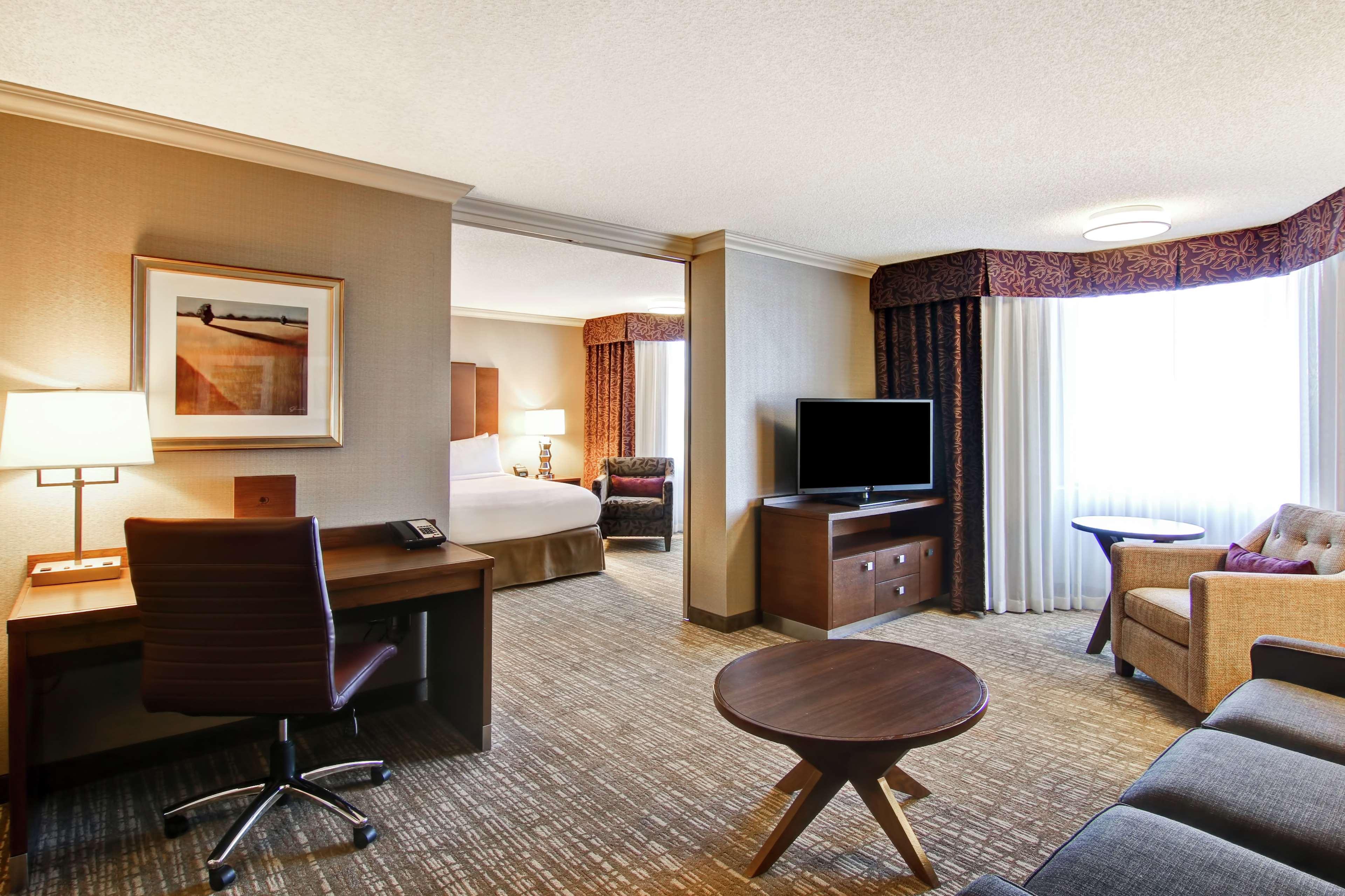 Hotel Doubletree By Hilton West Edmonton Esterno foto