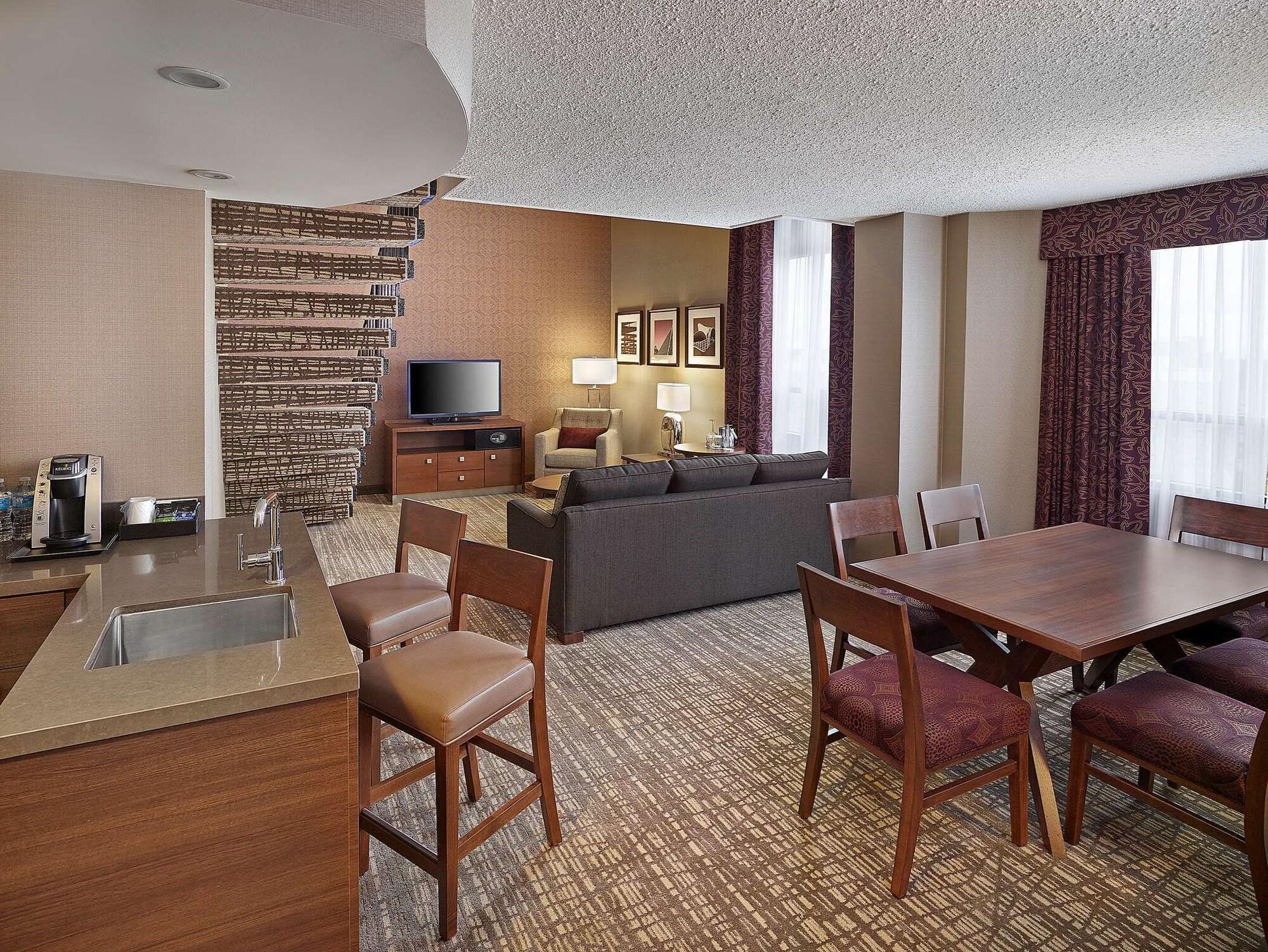 Hotel Doubletree By Hilton West Edmonton Esterno foto
