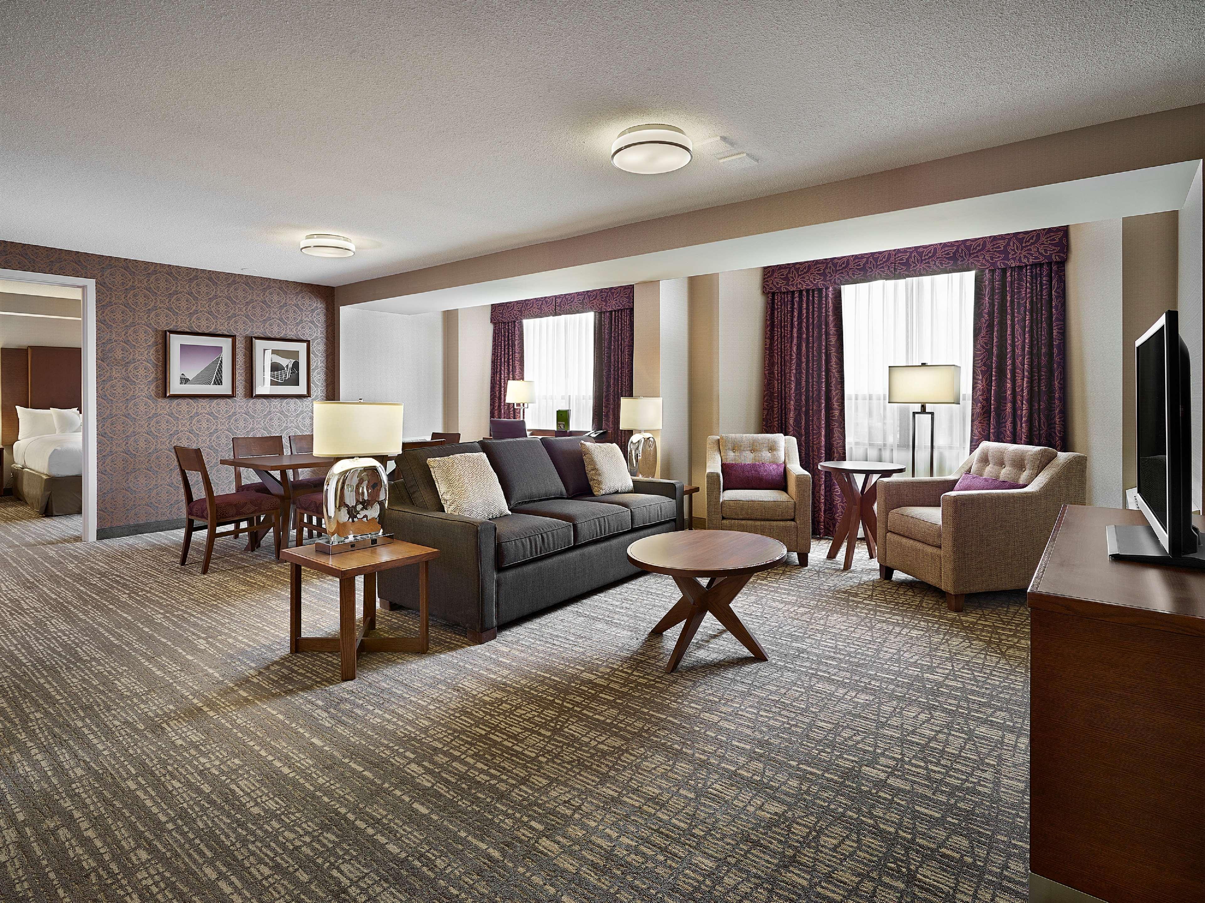 Hotel Doubletree By Hilton West Edmonton Esterno foto