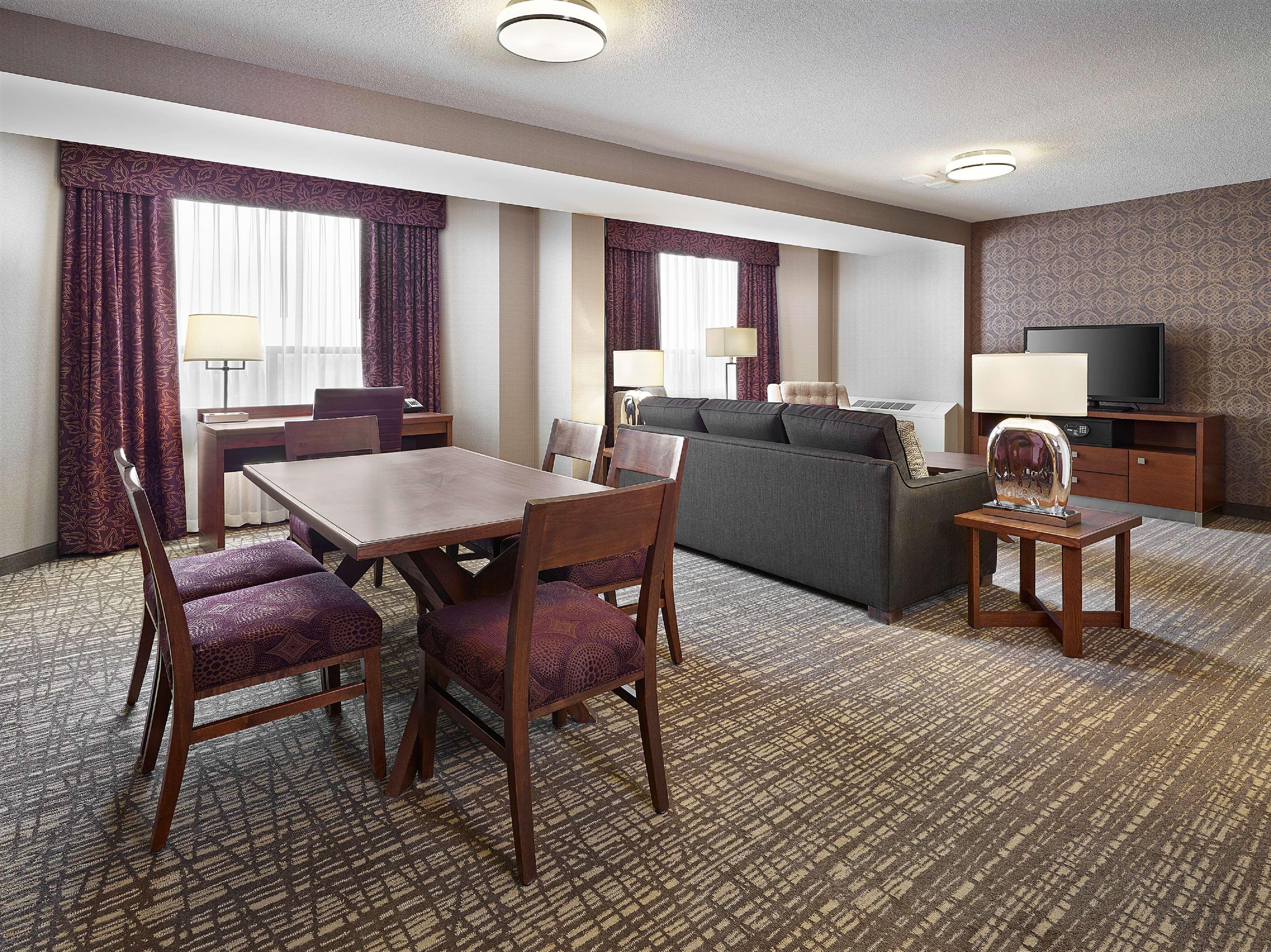 Hotel Doubletree By Hilton West Edmonton Esterno foto