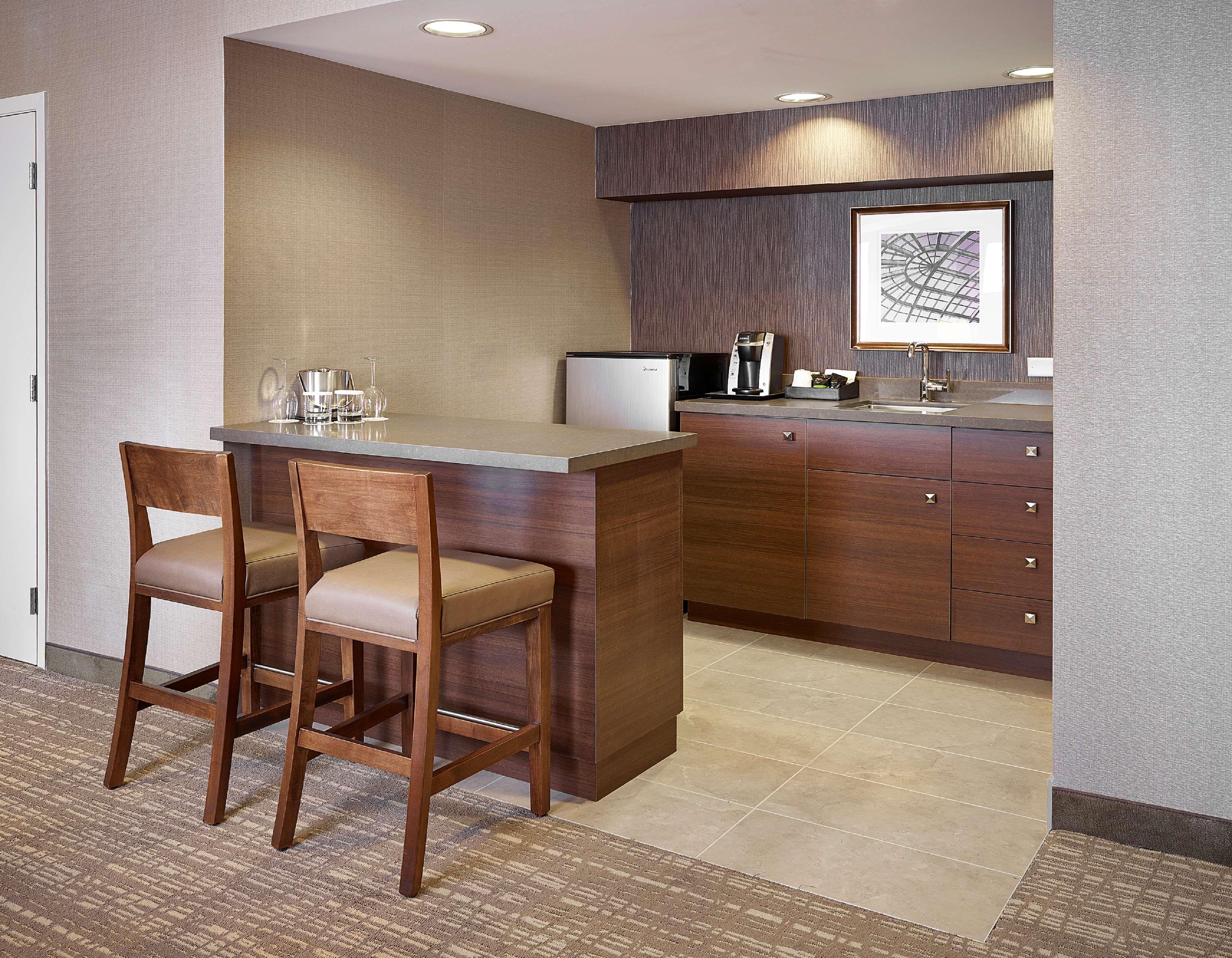 Hotel Doubletree By Hilton West Edmonton Esterno foto