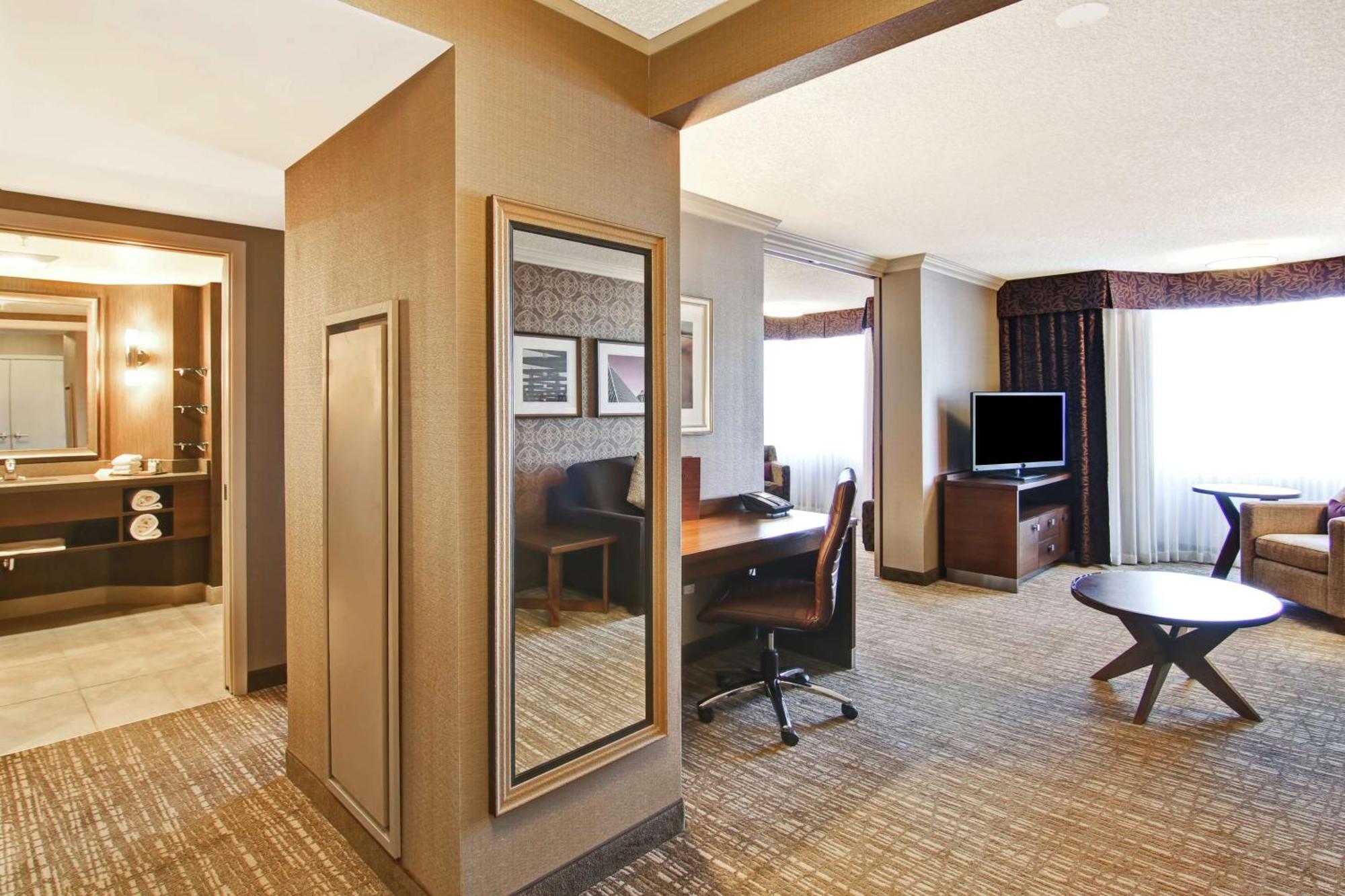 Hotel Doubletree By Hilton West Edmonton Esterno foto