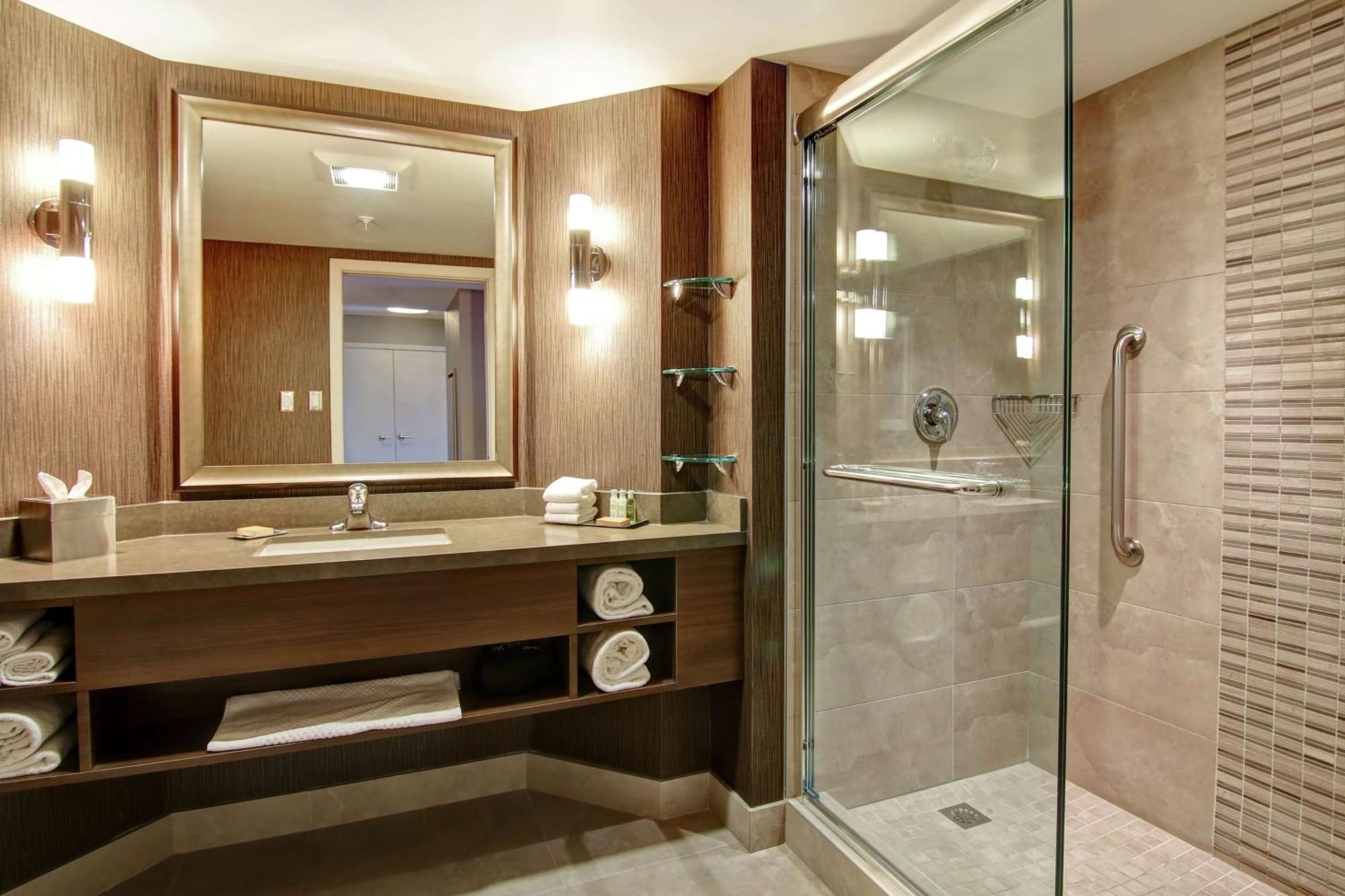 Hotel Doubletree By Hilton West Edmonton Esterno foto