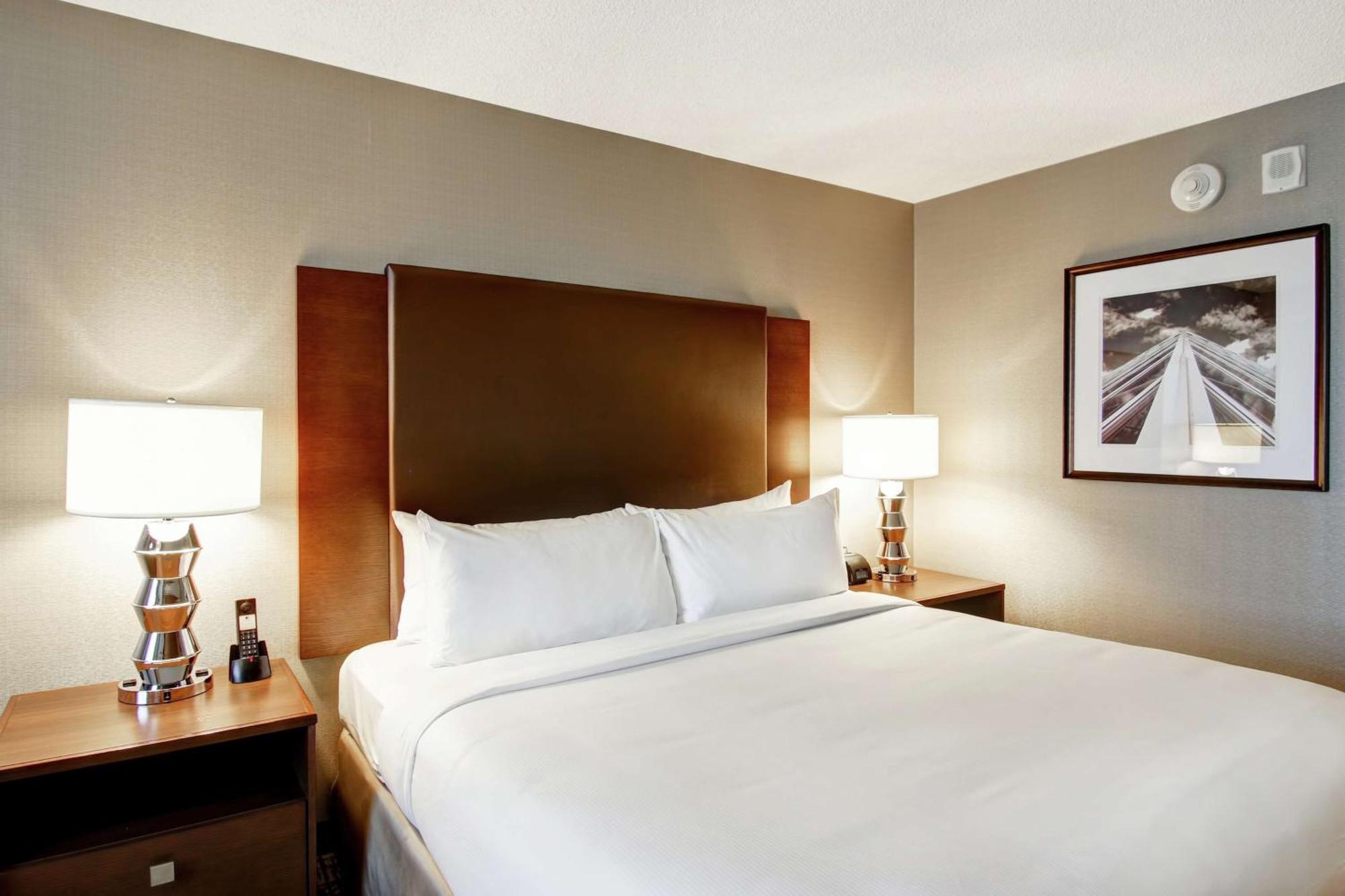 Hotel Doubletree By Hilton West Edmonton Esterno foto