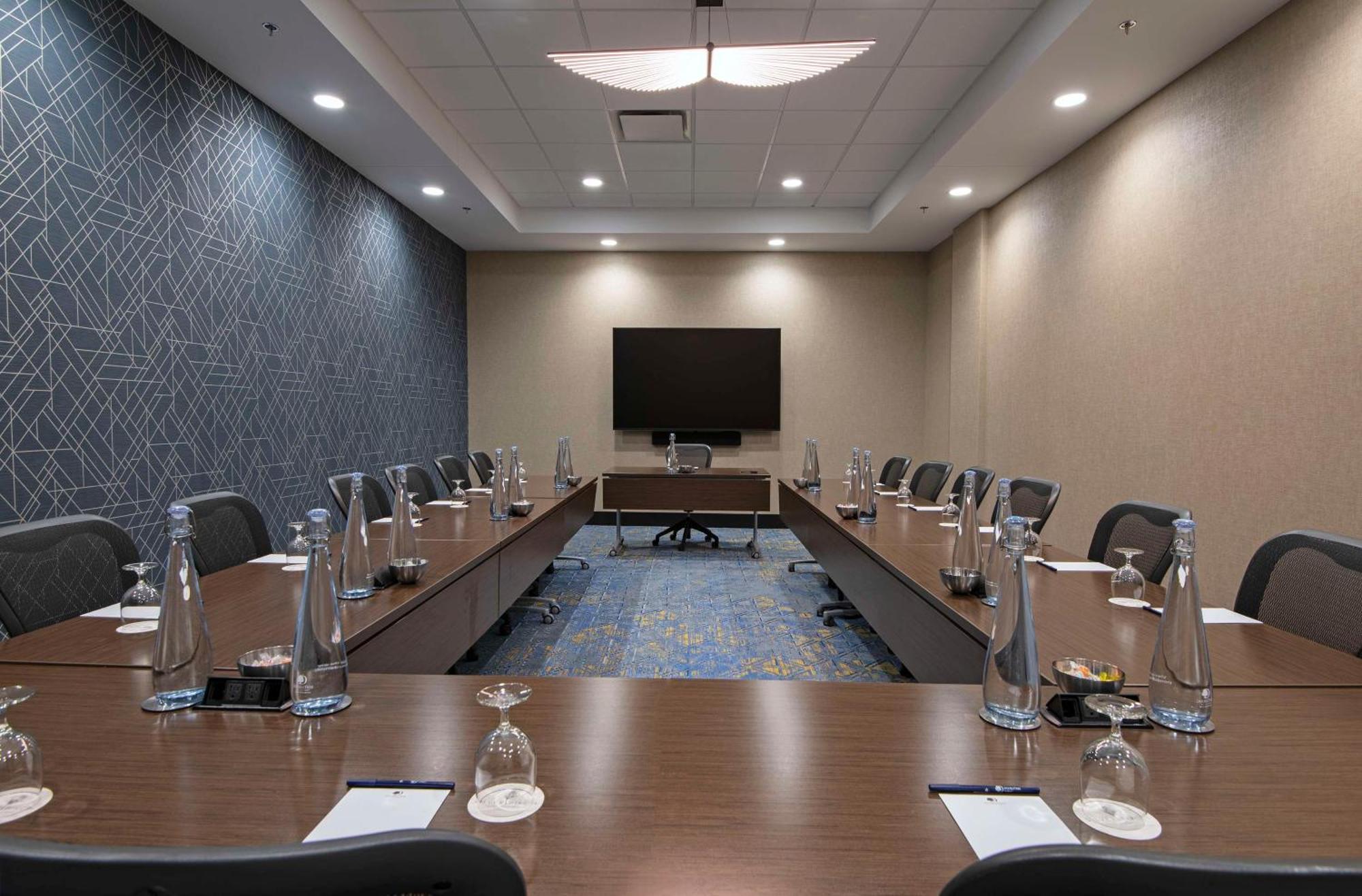 Hotel Doubletree By Hilton West Edmonton Esterno foto