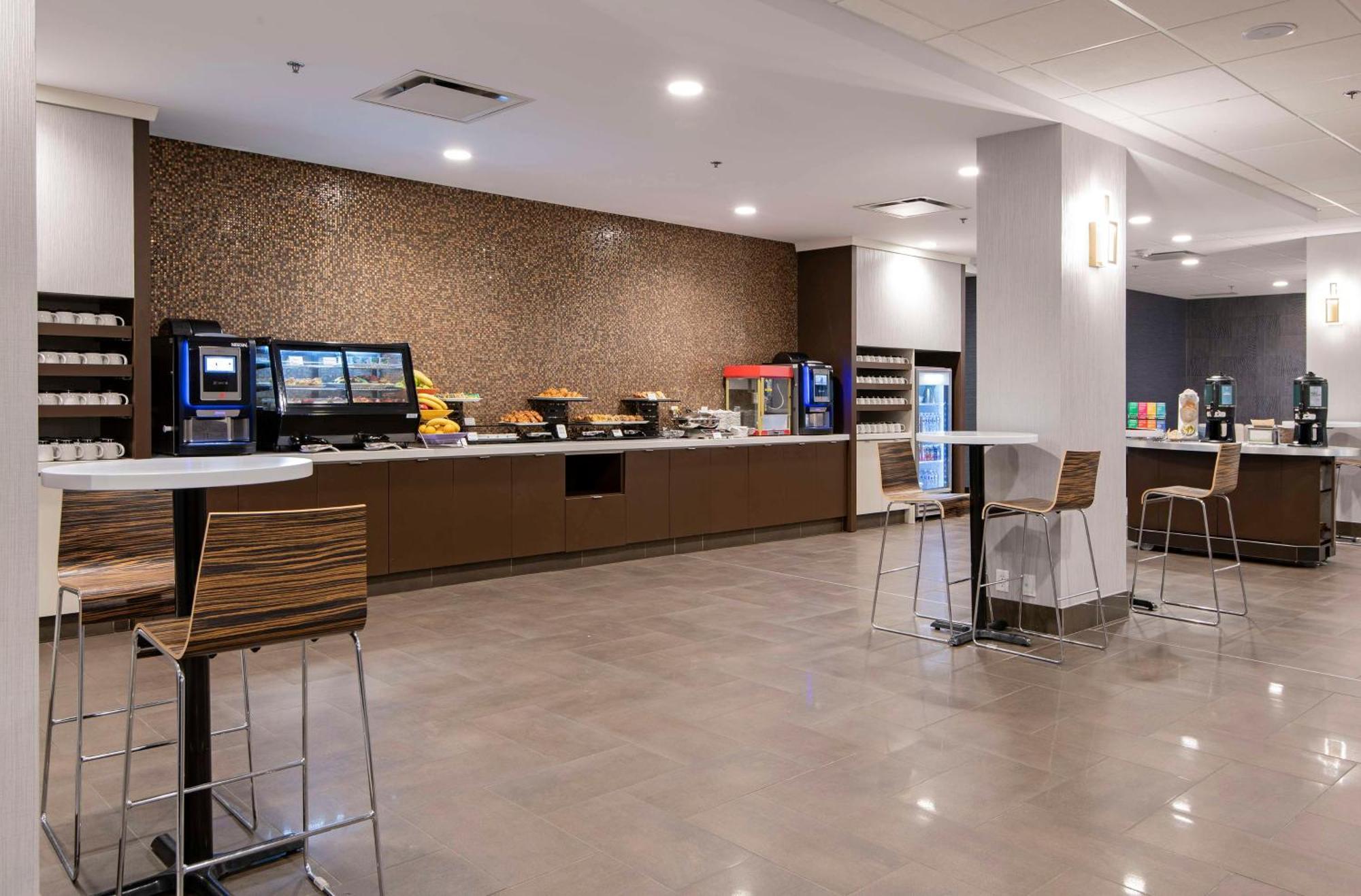 Hotel Doubletree By Hilton West Edmonton Esterno foto
