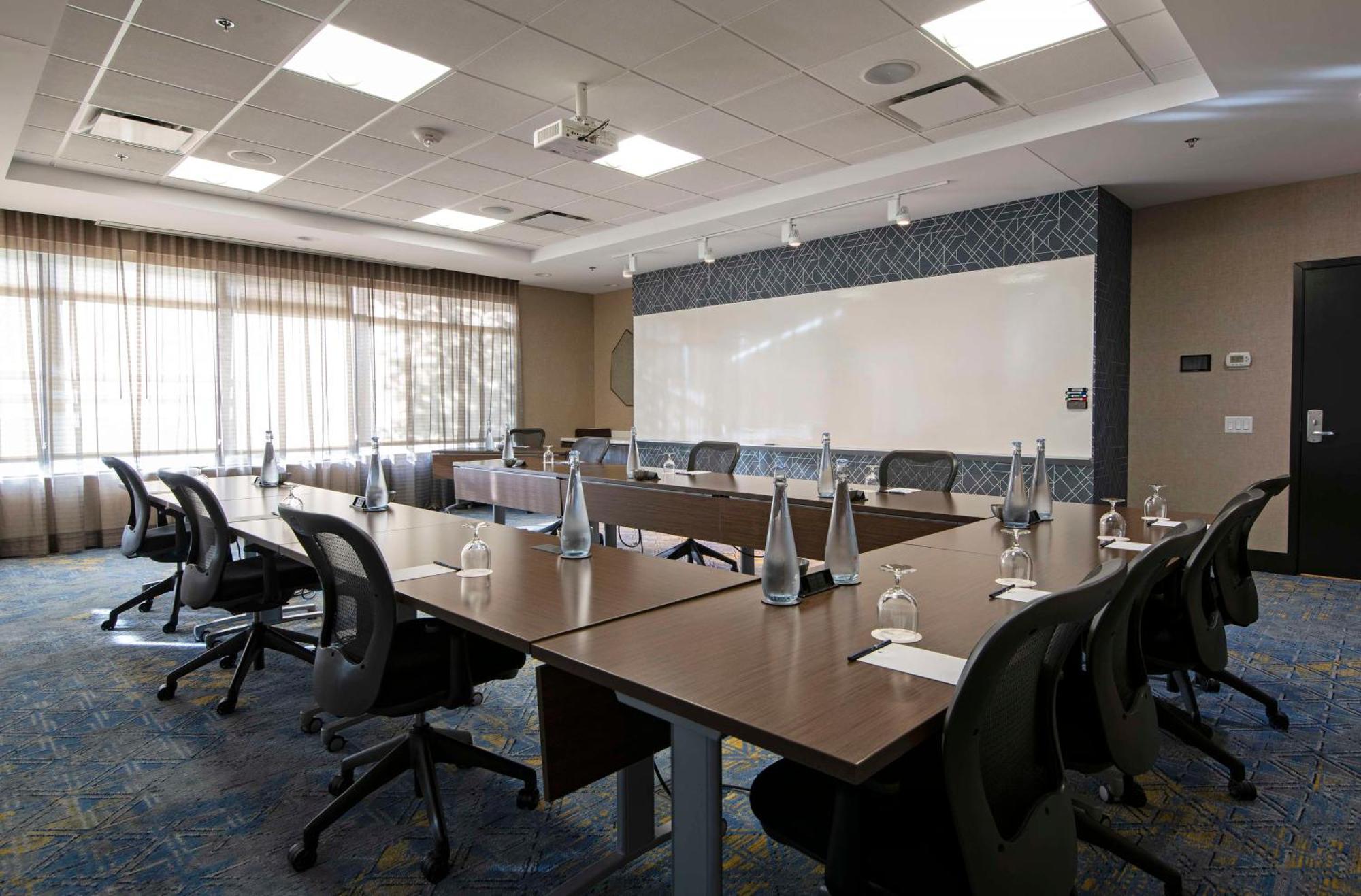 Hotel Doubletree By Hilton West Edmonton Esterno foto