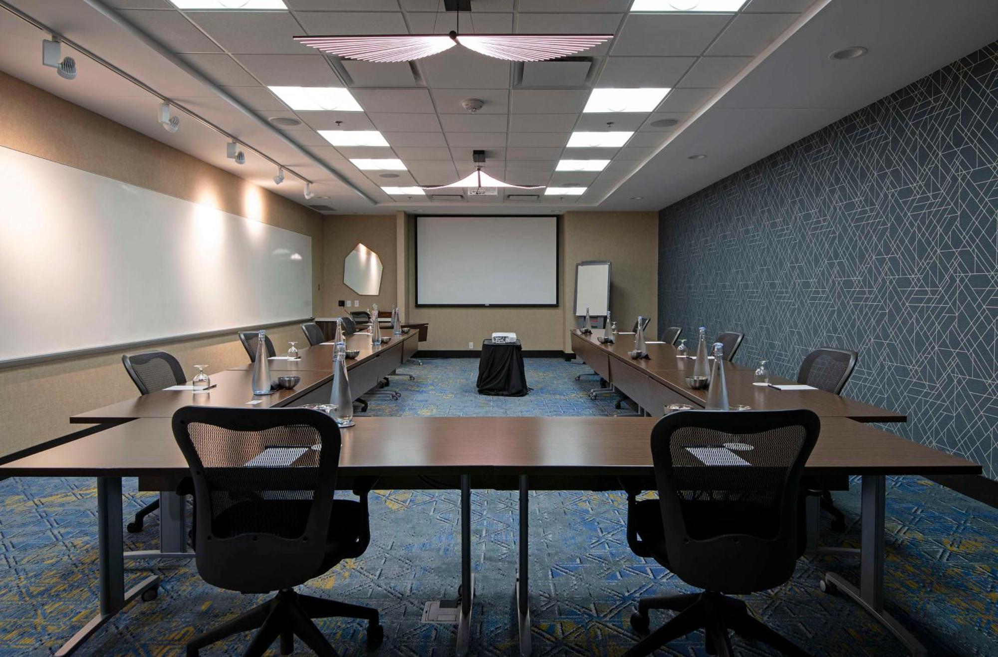 Hotel Doubletree By Hilton West Edmonton Esterno foto