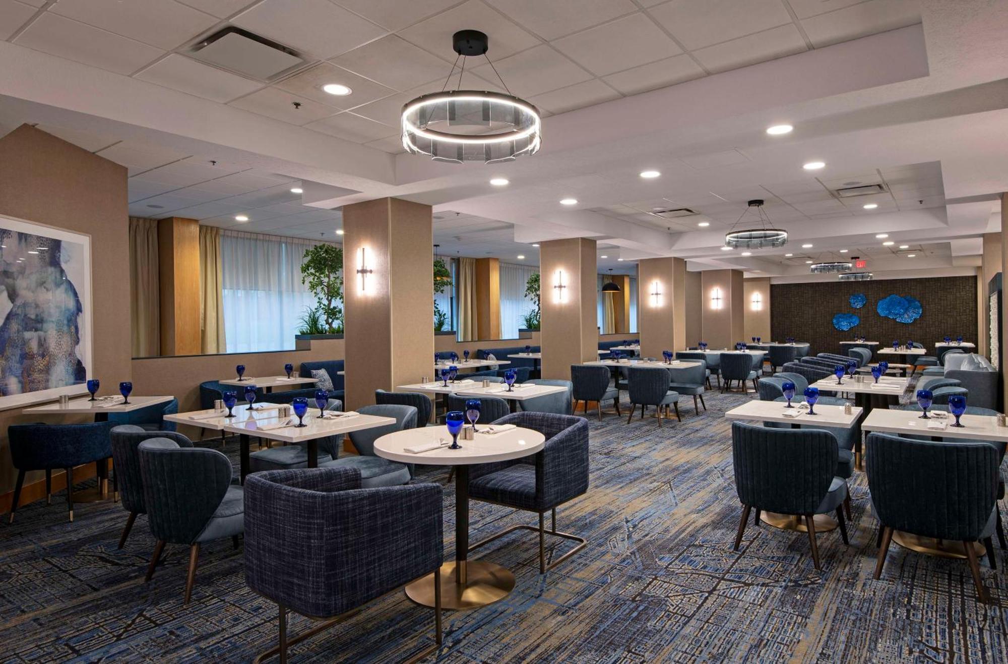 Hotel Doubletree By Hilton West Edmonton Esterno foto