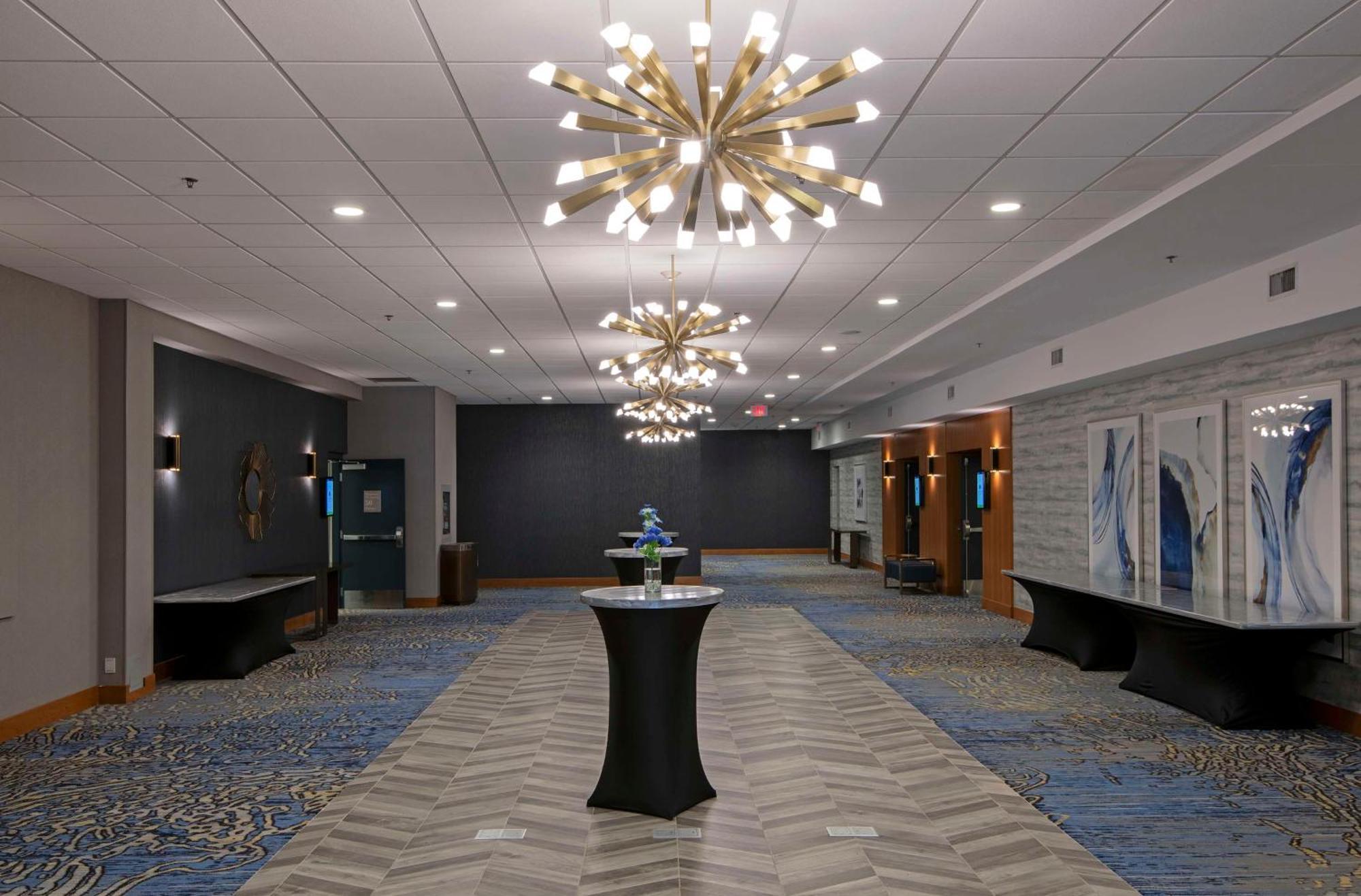 Hotel Doubletree By Hilton West Edmonton Esterno foto