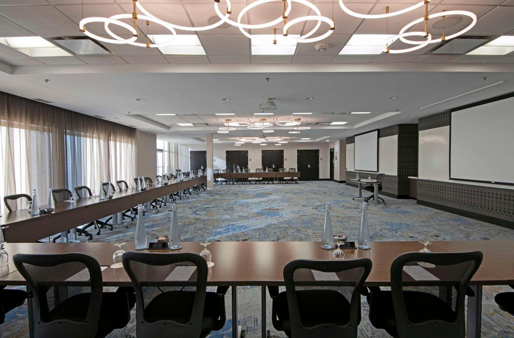 Hotel Doubletree By Hilton West Edmonton Esterno foto