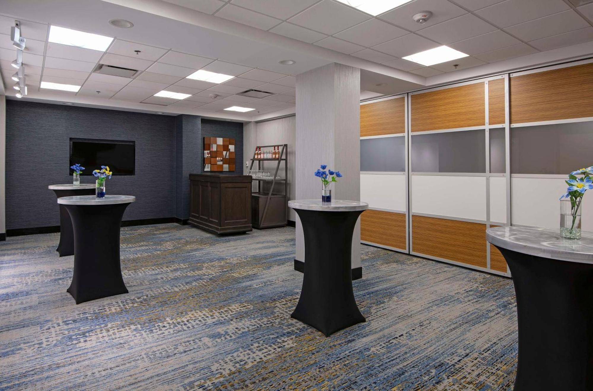 Hotel Doubletree By Hilton West Edmonton Esterno foto