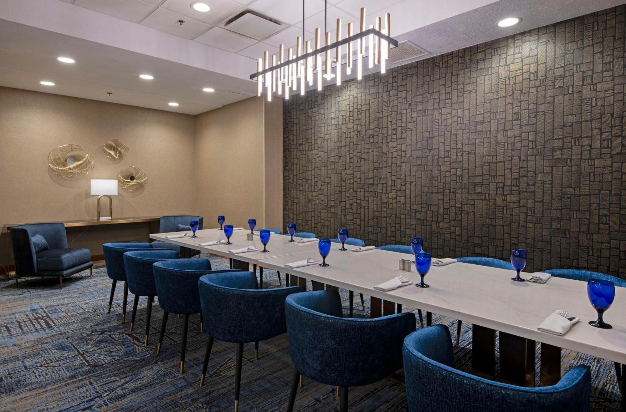 Hotel Doubletree By Hilton West Edmonton Esterno foto