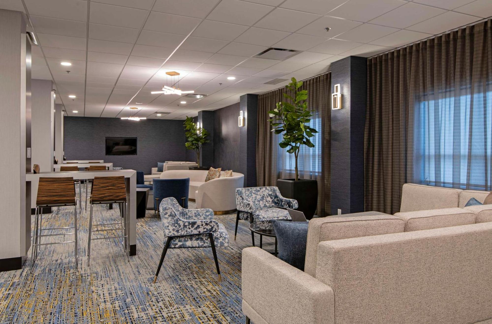 Hotel Doubletree By Hilton West Edmonton Esterno foto