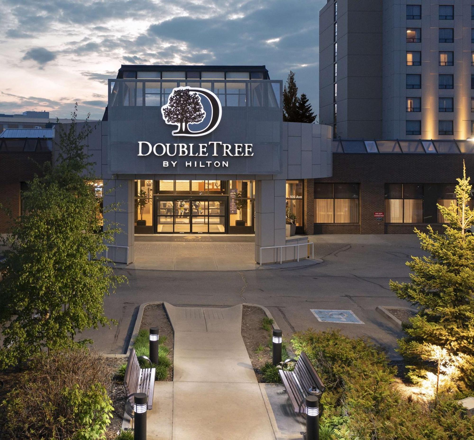 Hotel Doubletree By Hilton West Edmonton Esterno foto