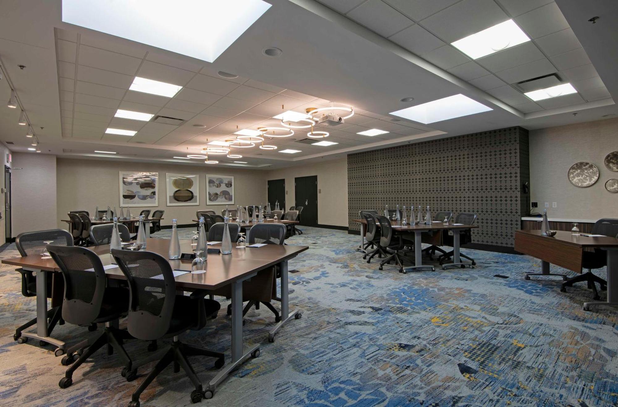 Hotel Doubletree By Hilton West Edmonton Esterno foto