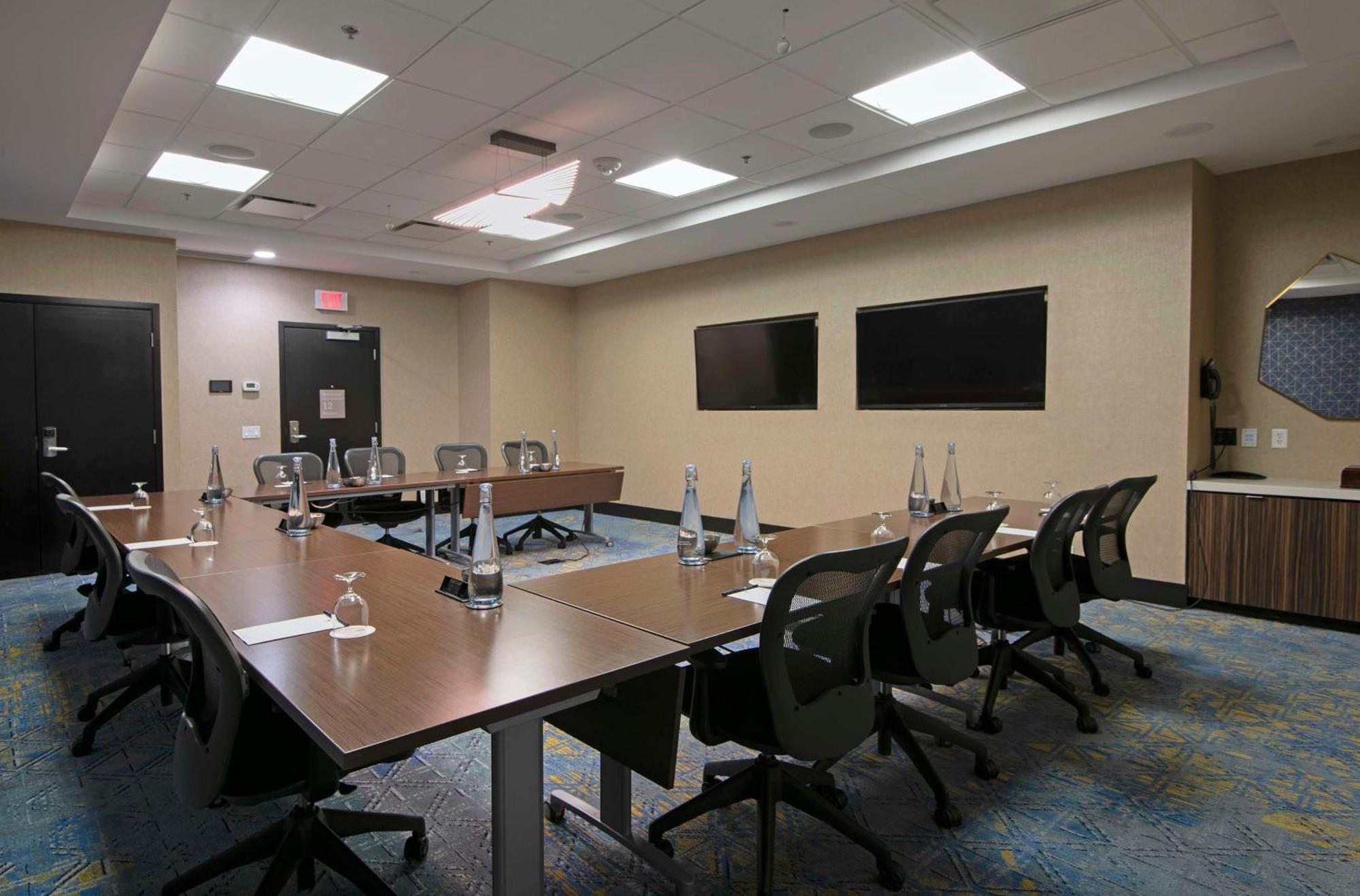 Hotel Doubletree By Hilton West Edmonton Esterno foto